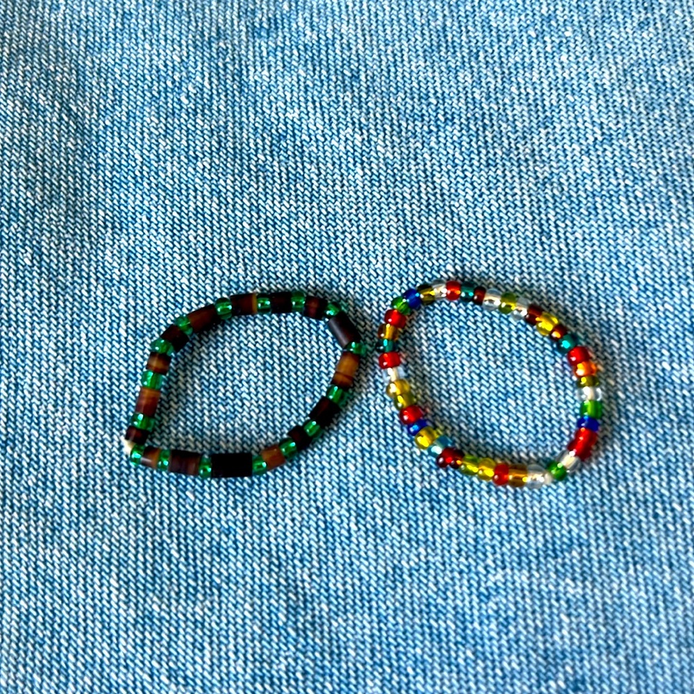 🌻Pair of stretch bead rings.
